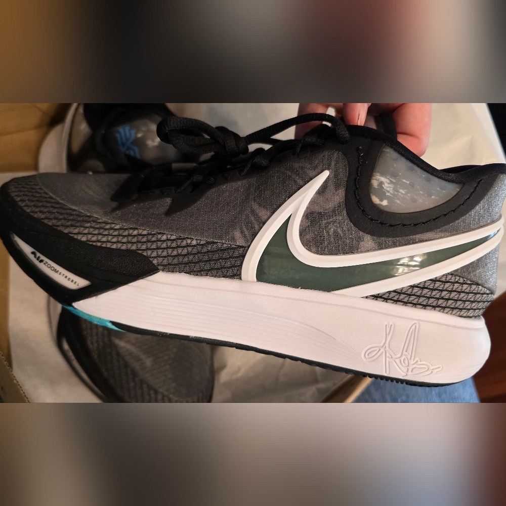 Nike Kyrie 8 Shoe Size 10 Mens NWT